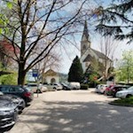 Parkplatz nahe der Dorfkirche