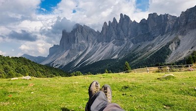 Rast vor der Kulisse der Geislerspitzen
