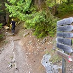 Vom breiten Wanderweg zweigt der steilere Steig in Richtung Rieserfernerhütte ab