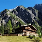 Zu-Füßen-der-Dreischusterspitze-lädt-die-gleichnamige-Hütte-zur-Einkehr-ein