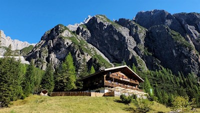 Zu Füßen der Dreischusterspitze lädt die gleichnamige Hütte zur Einkehr ein