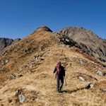 Über einen langgezogenen Grat zum Gipfelaufbau der Krapfenkarspitze