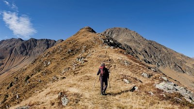 Über einen langgezogenen Grat zum Gipfelaufbau der Krapfenkarspitze