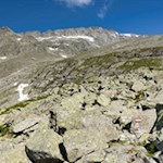 Grandi blocchi di pietra sul sentiero verso il rifugio Sasso Nero