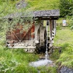 Am Mühlenweg Campill erinnern nostalgische Mühlen an vergangene Zeiten