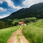 Durch sattgrüne Wiesen nach St. Michael