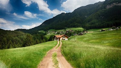 Durch sattgrüne Wiesen nach St. Michael