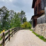 Der Panoramaweg Welschnofen führt an einzelnen Häusern und Höfen vorbei