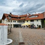 In der Dorfmitte lädt ein gemütliches Café zur Einkehr ein