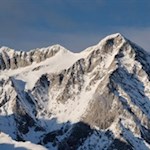 Unser Blick fällt auf den schneeverhangenen Magerstein