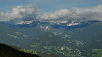Bereits während des Anstiegs eröffnen sich schöne Ausblicke ins Villnösstal