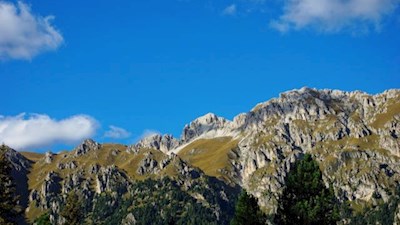 Blick über Zans auf die Kofelalm und den Tullen 