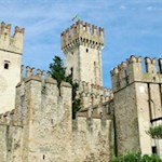 Trutzig-und-märchenhaft-zugleich-die-Scaligerburg-in-Sirmione
