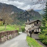 Mit dem Kloster Säben im Rücken führt der Wanderweg Nr. 10 an den letzten Häusern vorbei