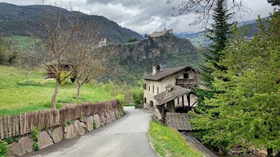 Mit dem Kloster Säben im Rücken führt der Wanderweg Nr. 10 an den letzten Häusern vorbei