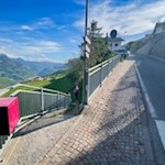 Am linken Straßenrand zweigt der Kirchsteig nach Sauders ab