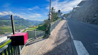 Am linken Straßenrand zweigt der Kirchsteig nach Sauders ab