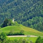 Auf einer sanften Hügelkuppe thront die Kapelle St. Johann in Karnol 