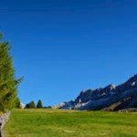 Villnösser Almwiesen vor klarem Herbsthimmel