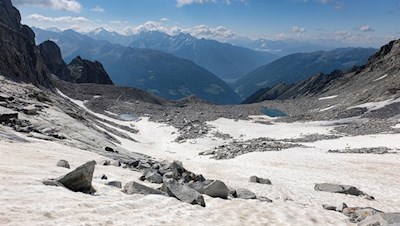 Auf dem Weg zur Schwarzensteinhütte trifft man auf vergletschertes Gelände