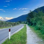 Zuletzt führt der Moosweg entlang der Straße zur Talstation zurück