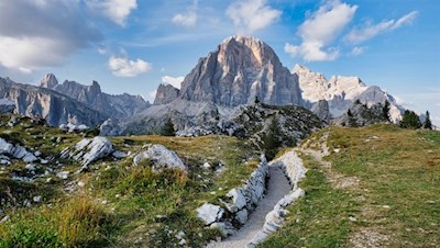 Museo all'aperto delle Cinque Torri con la Tofana sullo sfondo