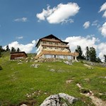 Eingebettet in eine naturbelassene Landschaft: die Gardenacia Hütte