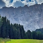 Vista sul Sassolungo durante la ascesa alla malga Ciadinat