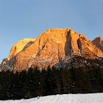 Die Wintersonne lässt den Schlern in warmen Farben erstrahlen