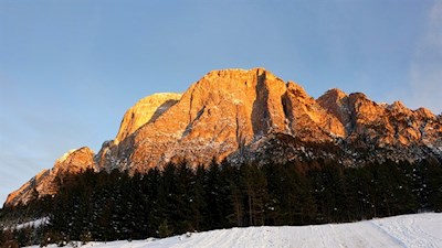 Die Wintersonne lässt den Schlern in warmen Farben erstrahlen