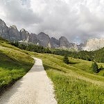 Vor der anmutigen Kulisse der Villnösser Geisler zur Regensburger Hütte