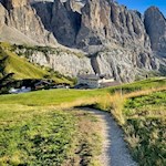 Dal passo Gardena il sentiero conduce alla baita
