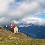 Kirche und Schutzhütte am Latzfonser Kreuz