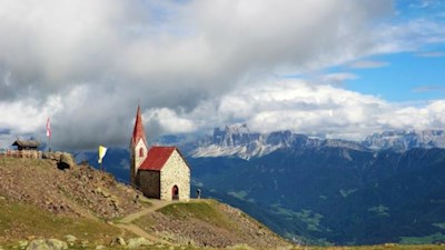 Kirche und Schutzhütte am Latzfonser Kreuz