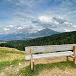 Rastbank mit Blick auf den Zanggen, den Latemar und den Rosengarten