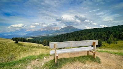 Rastbank mit Blick auf den Zanggen, den Latemar und den Rosengarten