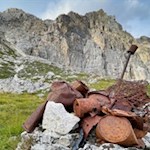 Sul Lagazuoi e nei suoi dintorni, i resti ricordano la guerra di montagna con le sue pesanti perdite