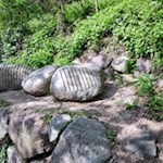 Suggestive Skulpturen am Wegesrand