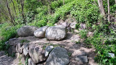 Suggestive Skulpturen am Wegesrand