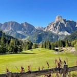 Lo sguardo cade sul Sass Ciampac e sul Sassongher