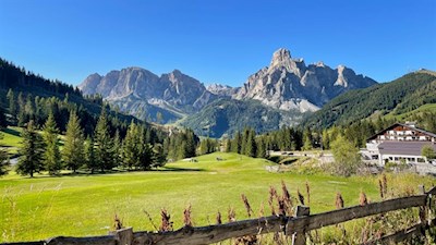 Lo sguardo cade sul Sass Ciampac e sul Sassongher