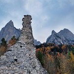Die Ruine Salegg vor den imposanten Felswänden des Schlern
