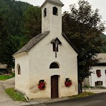 Bei der kleinen Kapelle überquert der Valser Rundweg die Straße