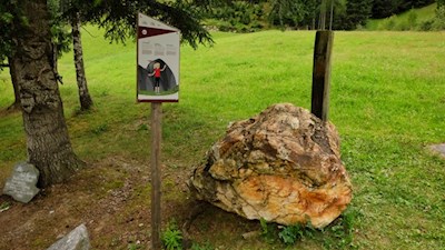 Längs des Valser Rundweges laden Stationen zu sanfter Bewegung an