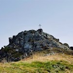 Kreuzgeschmückte Anhöhe nahe der Plattnerspitze