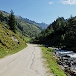 Der erste Teil des Weges folgt nahezu ebenen Wegen