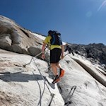 Percorso attrezzato sulle rocce lisce verso il rifugio Sasso Nero