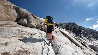 Percorso attrezzato sulle rocce lisce verso il rifugio Sasso Nero