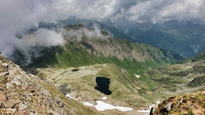 Auf der Hochgrubbachspitze erblickt man den Goldsee und den Passensee