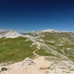 Vom Schlern schlängelt sich der Wanderweg Nr. 4 zum Tierser Alpl